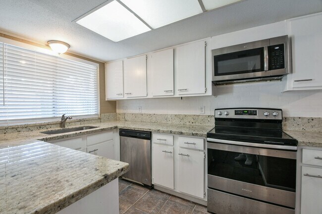 Building Photo - 21 Pineash Ct