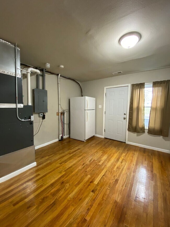 Building Photo - 2 Bedroom 1 Bath Home