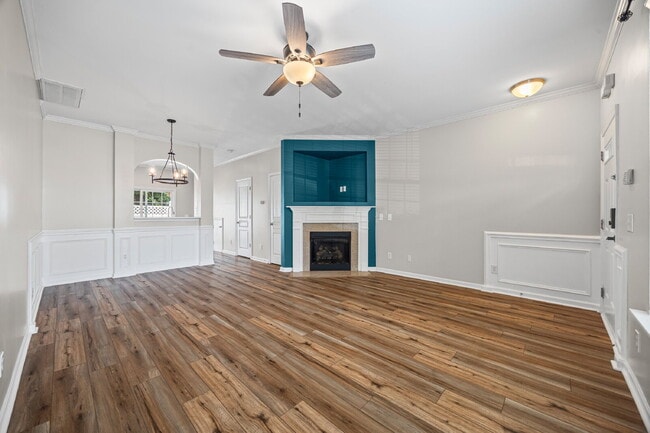 Building Photo - "Charming 2-Bedroom Townhouse Retreat in B...