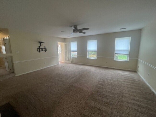 Building Photo - LOVELY CAPE COD WITH 4 BEDS, 2 BATHS AND G...