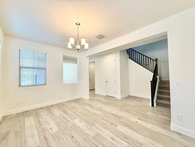 Building Photo - Charming 5-bed, 3-bath home with Pool/Spa ...