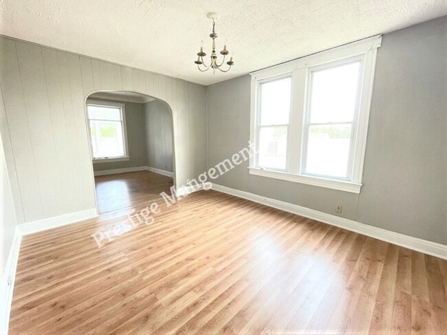 Building Photo - Large Renovated 3 bed 2 bath Home