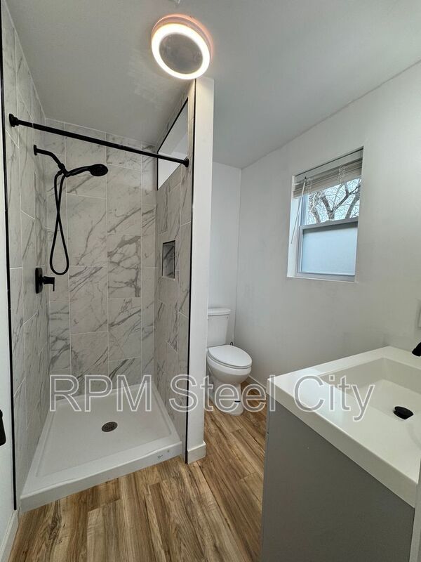 Building Photo - 512-512 1/2 W 10th St