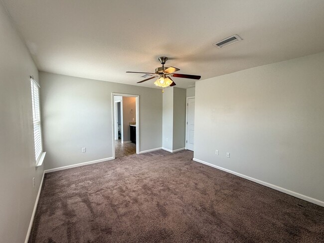 Building Photo - 4 bedroom, 2.5 bath home centrally located...