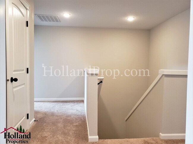 Building Photo - Spacious & Stylish 4-Bedroom Home with Mod...