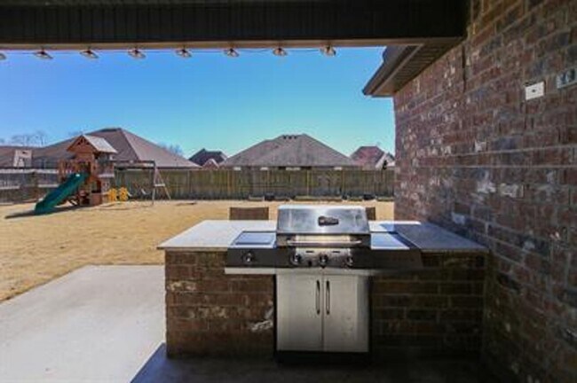 Building Photo - Gorgeous 4-Bedroom Home Ready to move in ASAP.