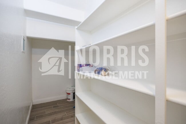 Building Photo - 1553 E Alba Dr