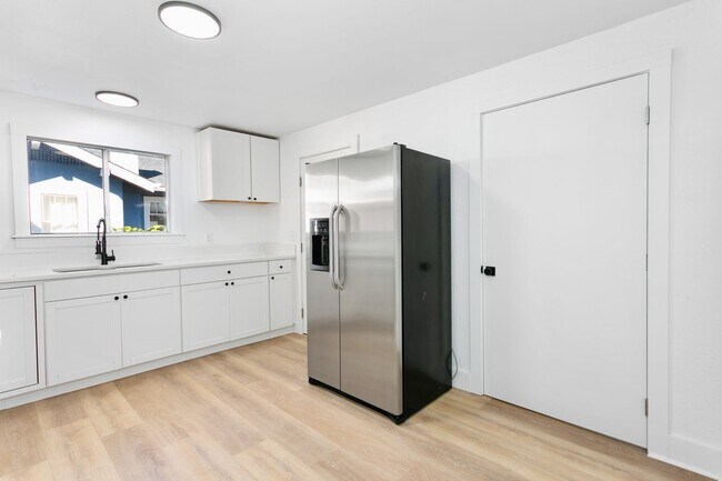 Building Photo - Beautiful 3 bd home close to the hospital