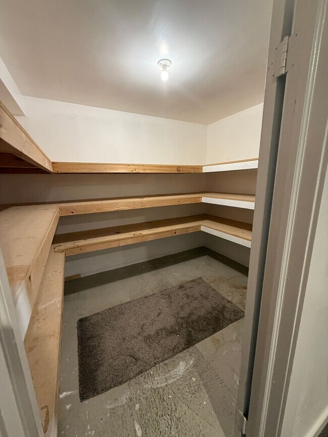 Building Photo - Dual-Living 6-Bed Rambler | 2 Kitchens & 2 Laundry Rooms!