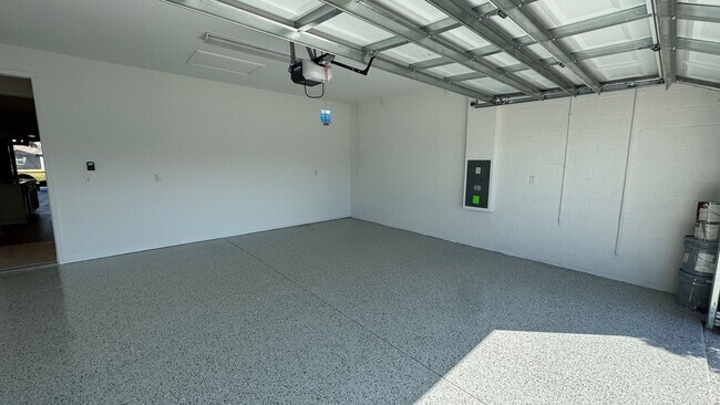 Building Photo - Unfurnished Annual Rental Available Now