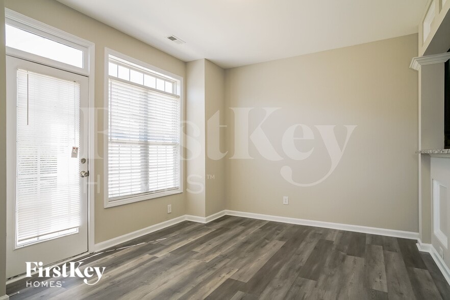 Building Photo - 8163 Willowglen Dr
