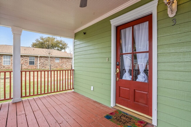 Building Photo - 426 Russell Ave