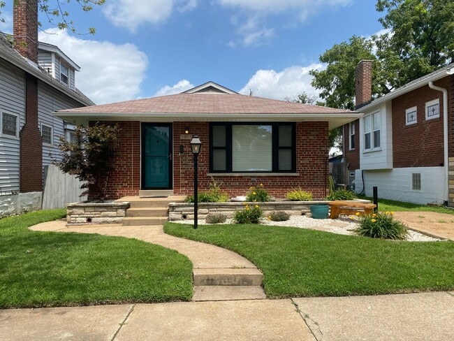 Primary Photo - Newly Renovated Home with 2 Car garage in ...