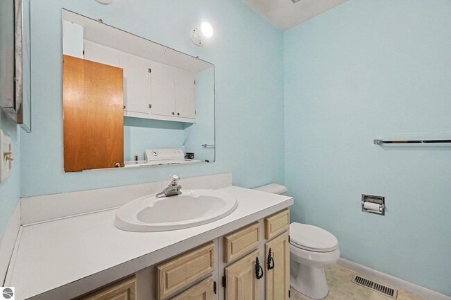 Building Photo - 983 Meadowbrook Dr