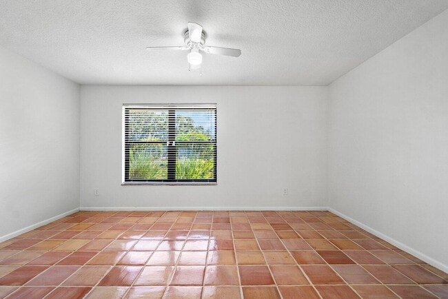 Building Photo - 9405 Dundee Dr
