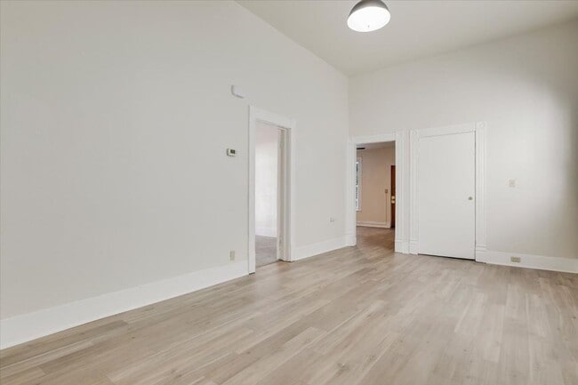 Building Photo - Beautiful 3 Bedroom Duplex Located in Goose Hollow!