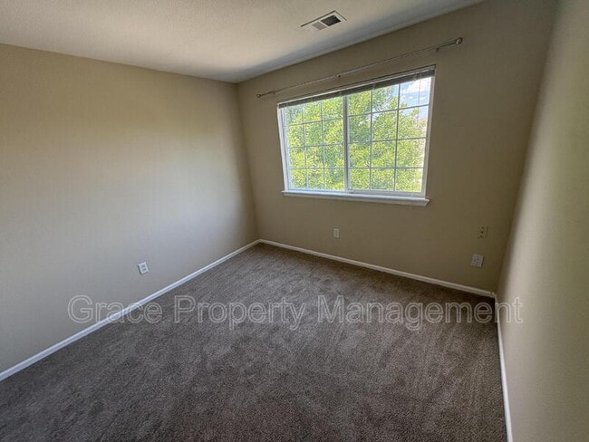 Building Photo - 910 Humboldt Way