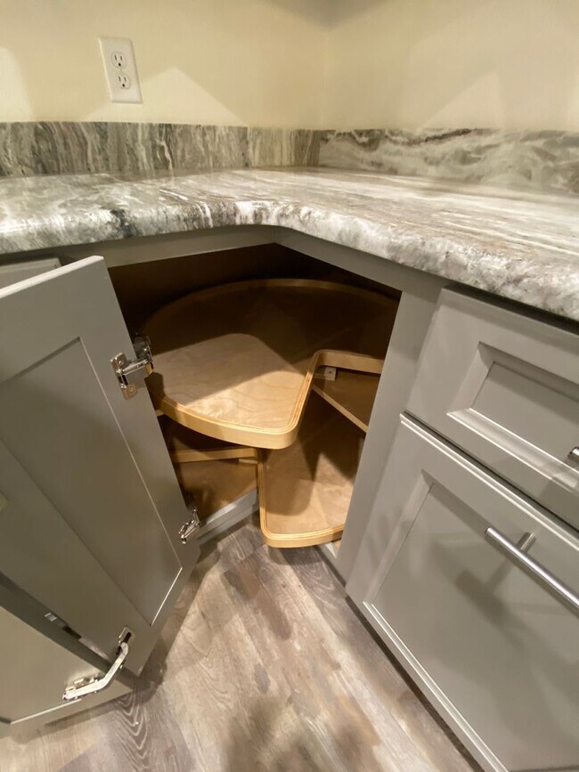 Building Photo - 1402 Parkway Dr