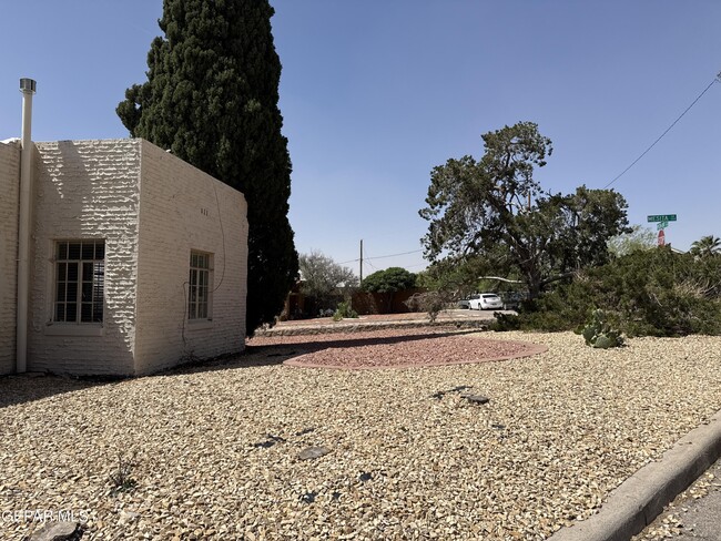 Building Photo - 1222 Mesita Dr