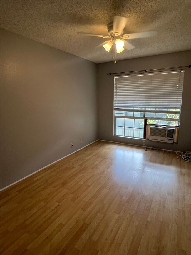Building Photo - Upstairs Corner Unit 1 Bedroom/1 Bath Town...