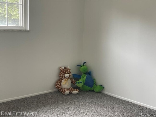 Building Photo - 688 E Fox Hills Dr