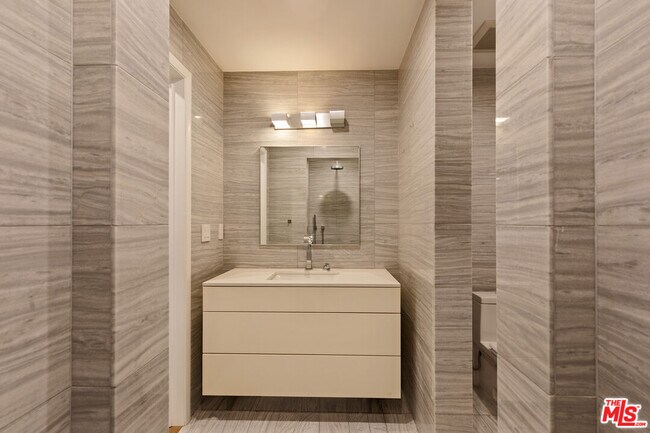 Building Photo - 329 Westbourne Dr