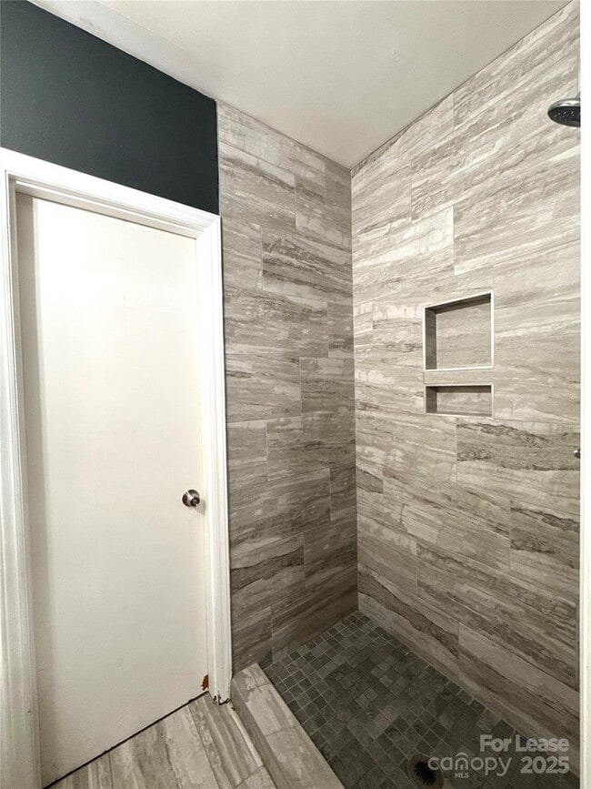 Building Photo - 1127 Queensgate St