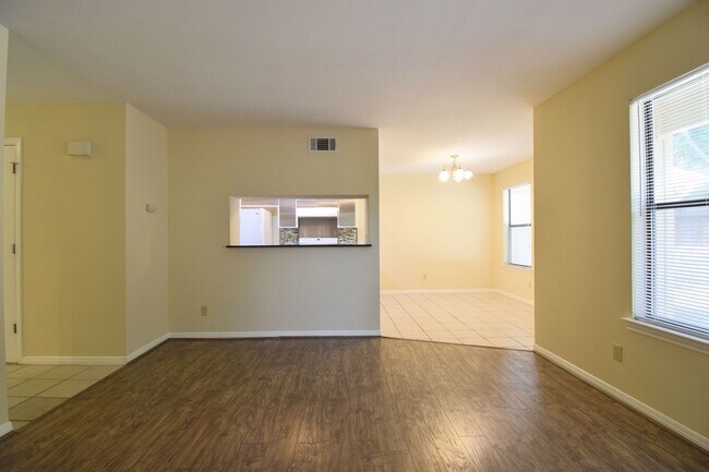 Building Photo - Hart Ln 6489