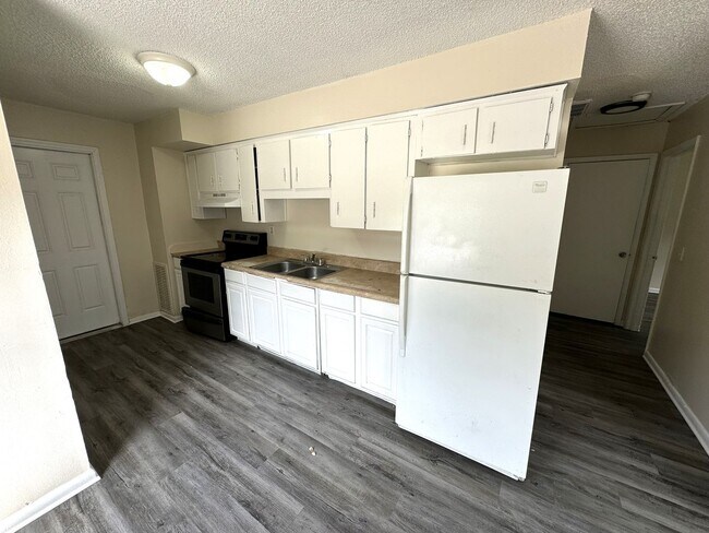Primary Photo - Lakeland 2BR/1BA Apartment! HUGE BEDROOMS!...
