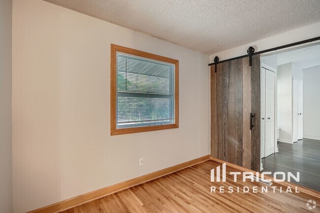 Building Photo - 1475 Valley Dr