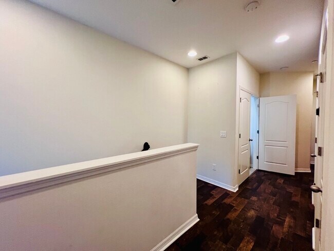 Building Photo - Gorgeous 3 bedroom, 2½ bath, 2 STORY townhome