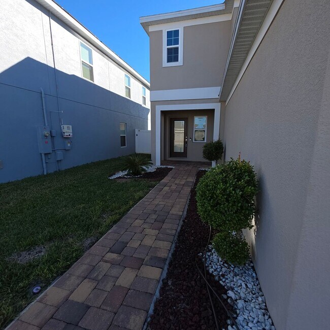 Building Photo - 4 Bedrooms, 2.5 Bathrooms Singe family home