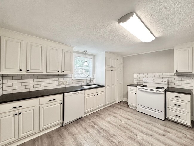 Building Photo - Available Now! Charming & Updated 3-Bedroo...