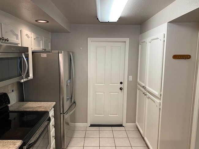 Building Photo - Cambrian 3 bed 2.5 bath townhouse available!