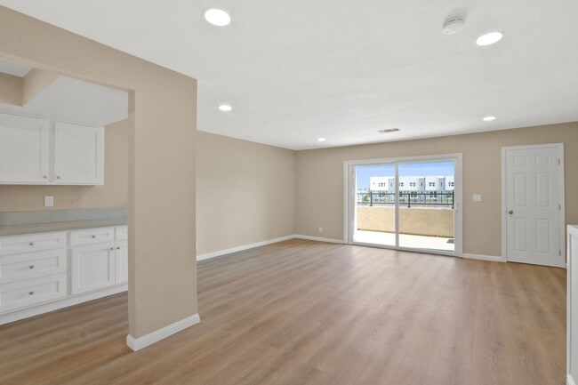 Building Photo - Recently Renovated Multi-Level Condo