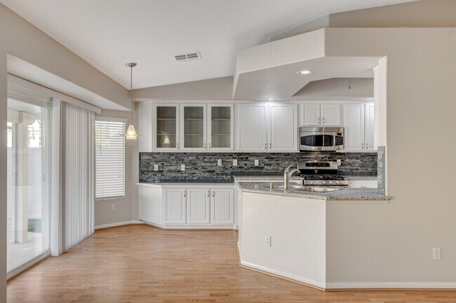 Building Photo - POOL House in Silverado Ranch!