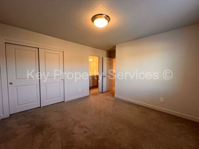 Building Photo - Woodland Townhome Just Minutes from i5