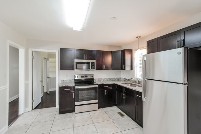 Building Photo - 2836 Parkmont Dr