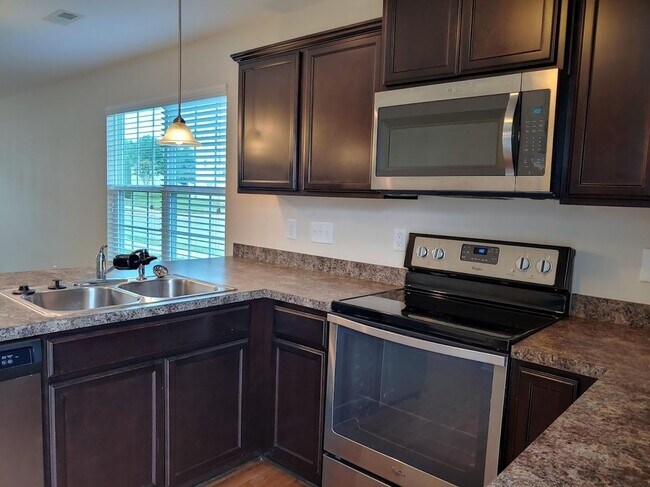 Building Photo - Three bed, 2.5 bath town house located in ...