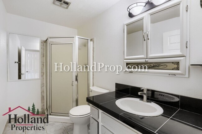 Building Photo - Single level, newly remodeled, in a great Hillsboro location