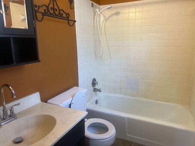 Building Photo - 2101 Peach St