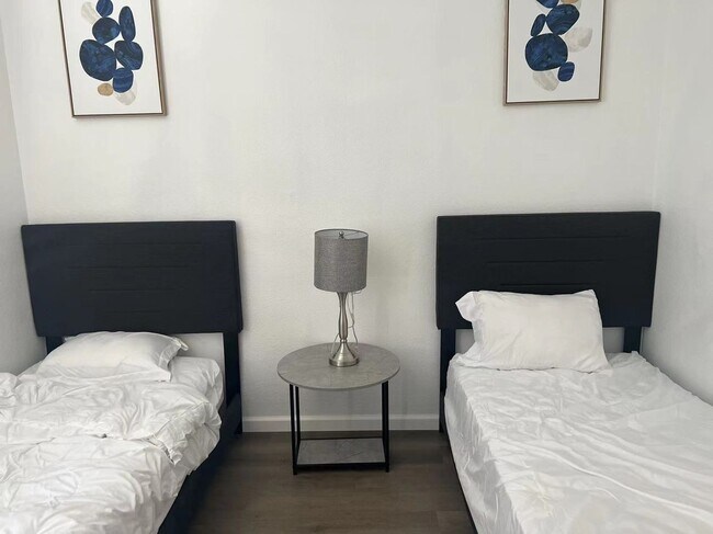 Building Photo - Beautiful 4 Bedroom 2 Bathroom Pool House in South West