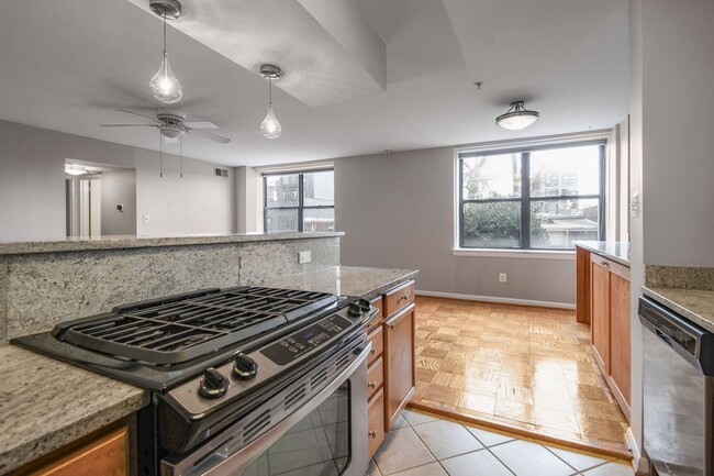 Building Photo - Available Now! 1 bed/ 1 bath in a light-fi...