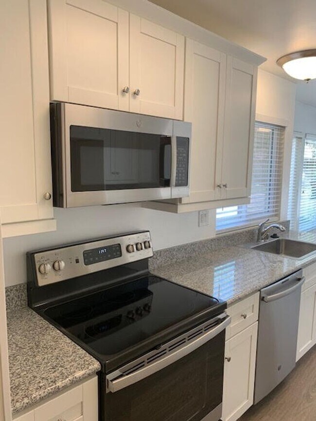 Building Photo - A beautiful Del Mar model for lease in Leisure Village