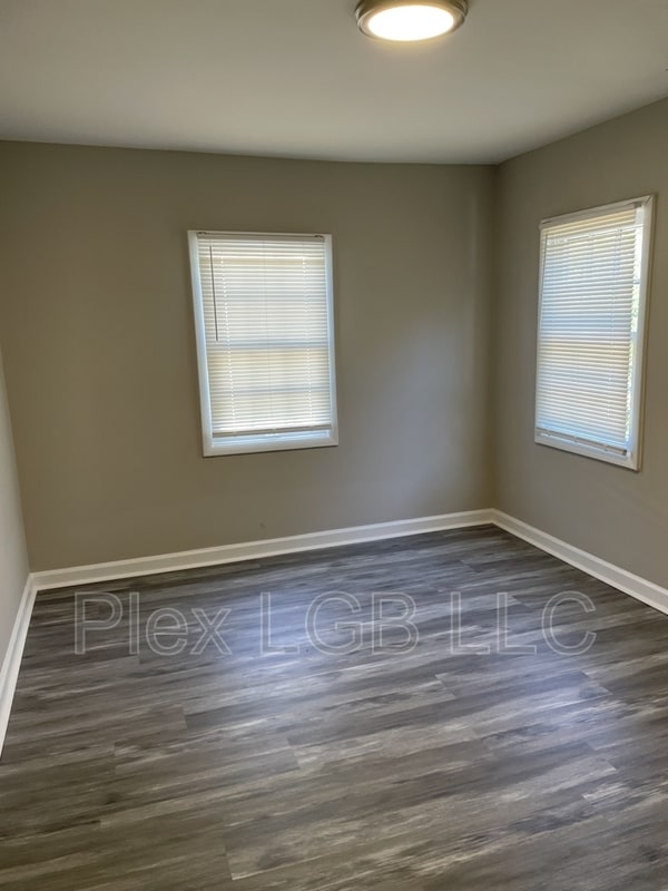 Building Photo - 110 Oak Ln