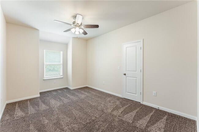 Building Photo - 141 Cres Heights Dr