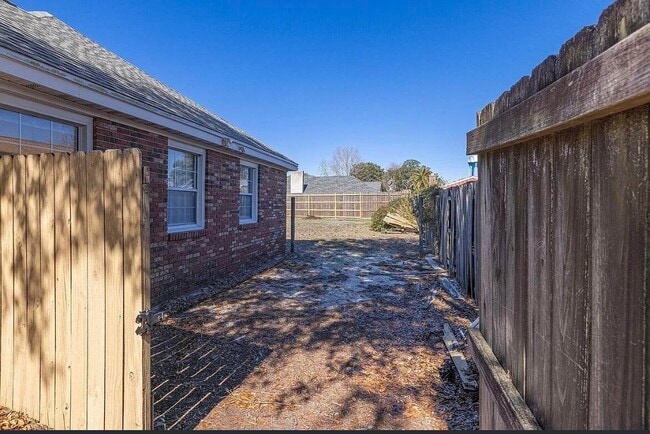 Building Photo - 707 Heron Ln