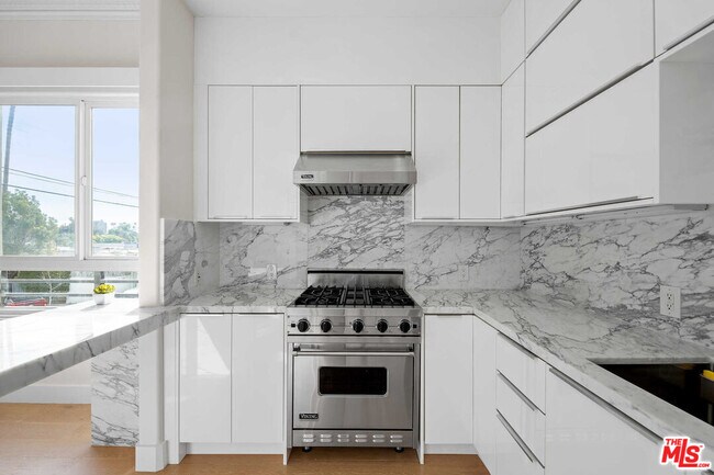 Building Photo - 438 Arnaz Dr