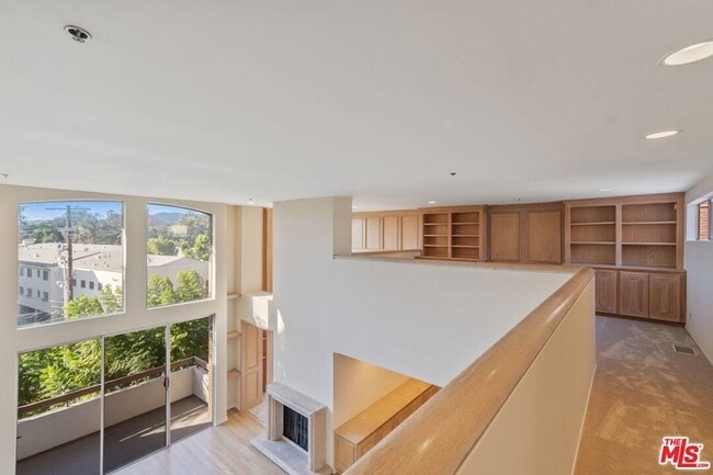 Building Photo - 410 S Barrington Ave