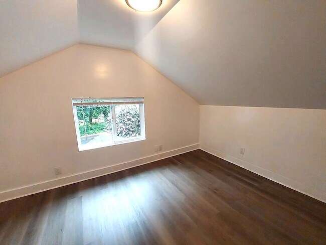 Building Photo - Spacious 4BD/3BA with Fenced Yard & Front Porch in North Seattle!